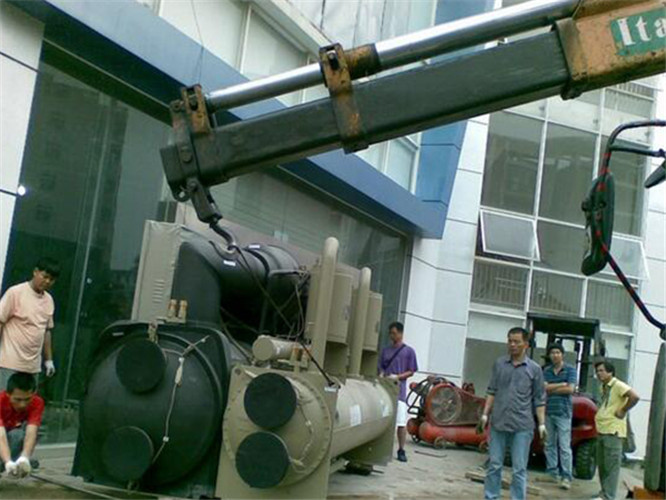 尚义县随车吊和汽车吊的核心区别是什么？哪种更省钱？